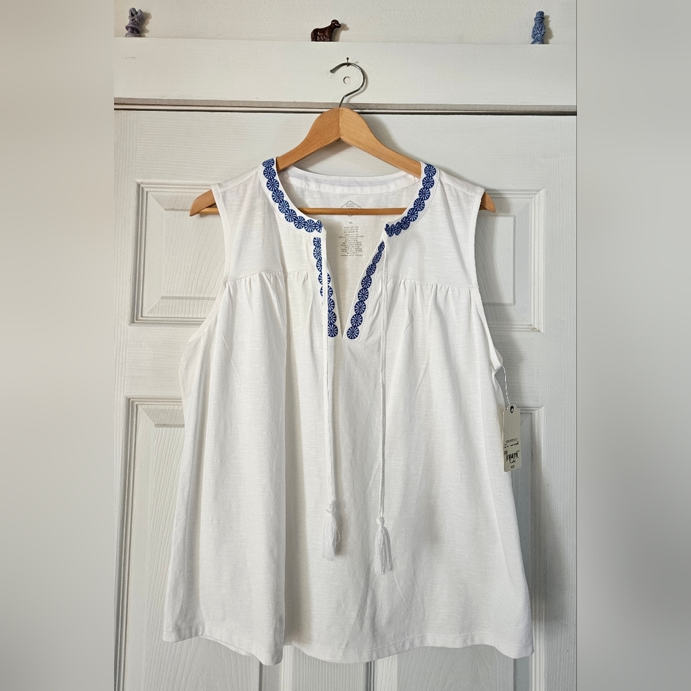 St. John's Bay Women's Y Neck Sleeveless Shirt XL
